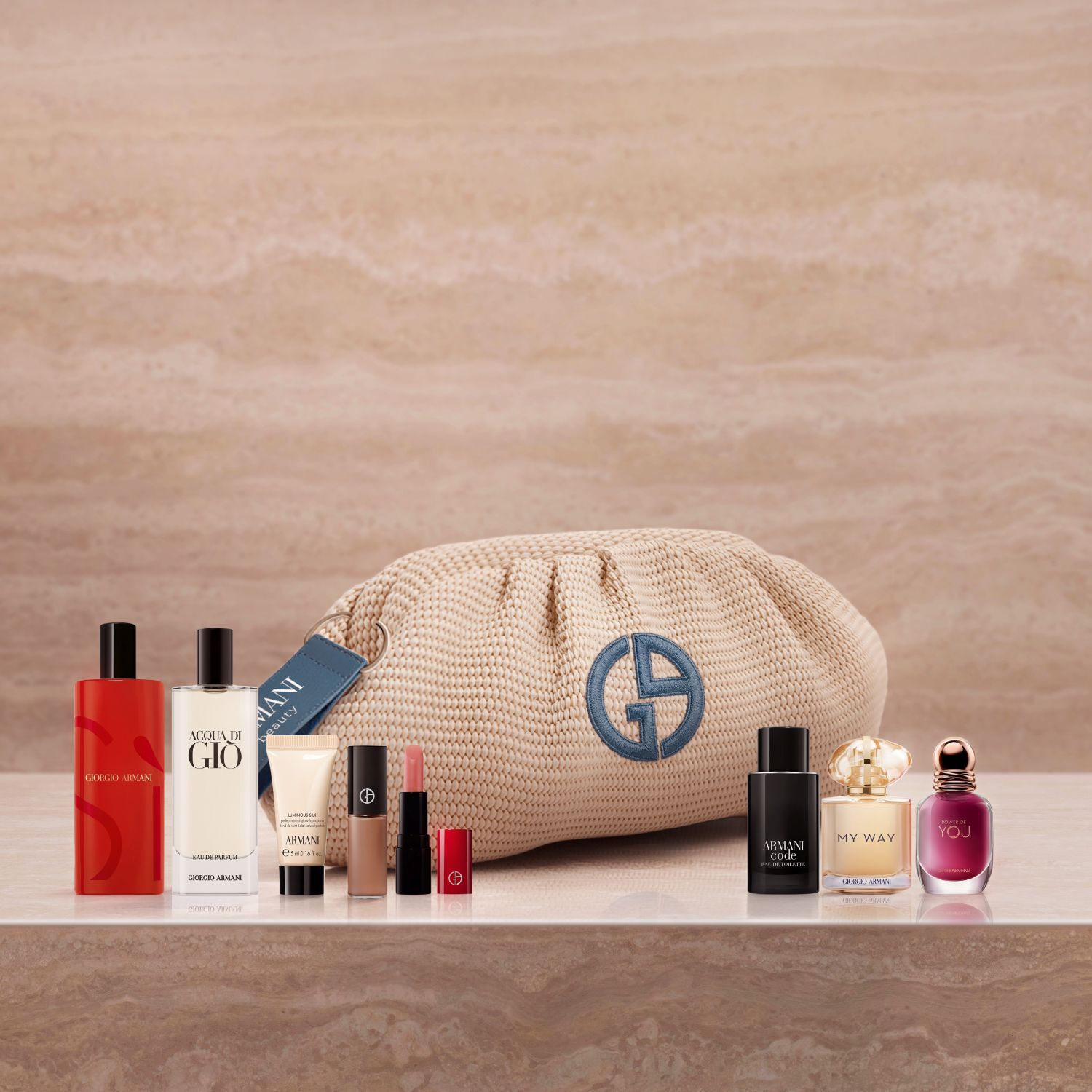 Une prestigieuse selection d'icones Armani : parfums Si, Acqua di Gio et My Way, avec le fond de teint Luminous Silk et un rouge a levres. Mis en scene sur marbre avec une pochette tissee beige, ce rituel celebre une beaute couture raffinee.