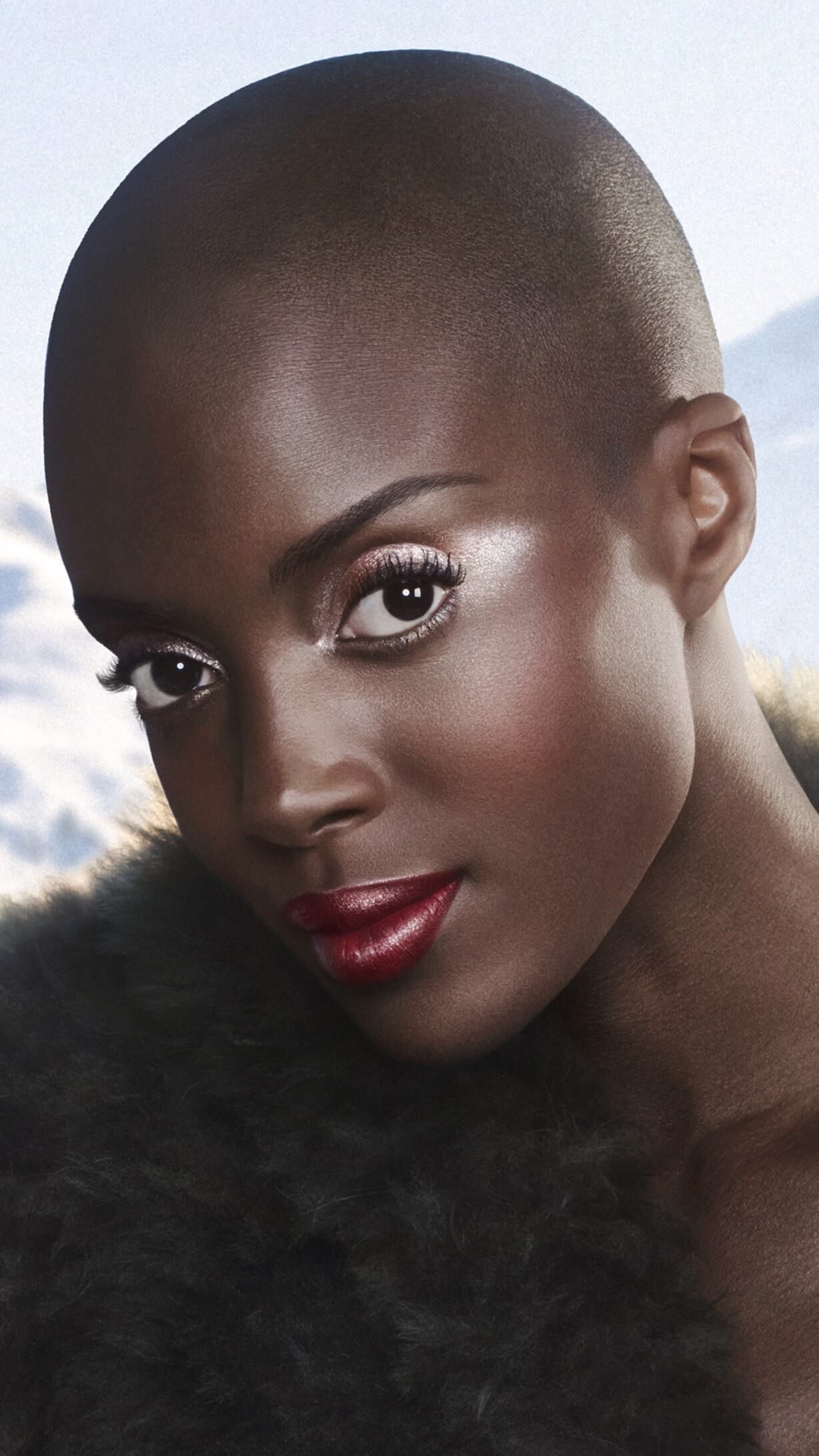 Madisin Rian met een feestelijke Armani Beauty-make-uplook voor de virtuele try-on.