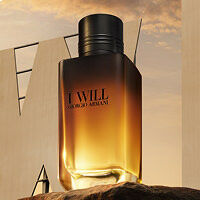 Flacon de parfum I Will de Giorgio Armani, au ton ambre et dore, sur fond de ciel au coucher du soleil