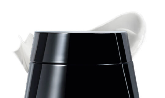 Zwart potje met een romige witte substantie die eruit steekt.