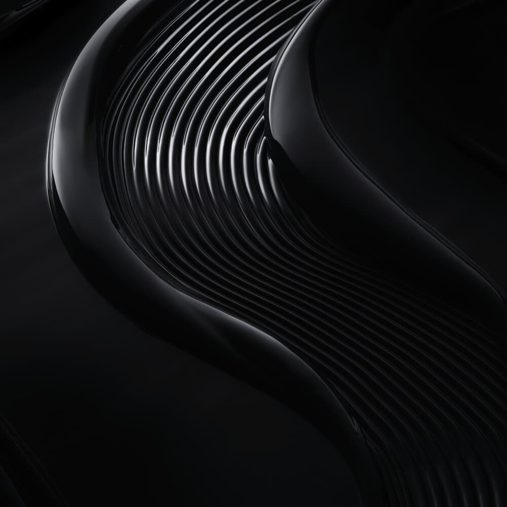 Ligne ondulee en relief sur une surface noire, creant un effet de profondeur et de mouvement elegant.