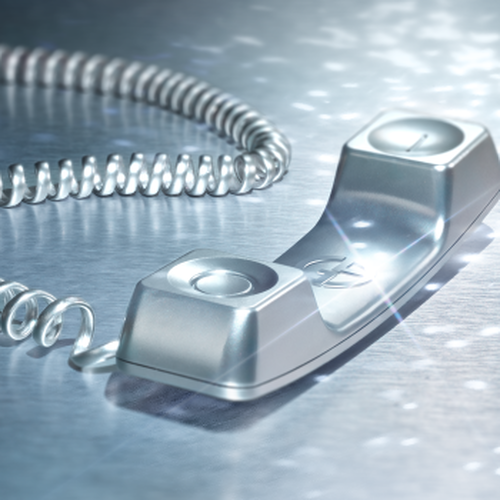 Combine telephonique argente sur surface metallique.