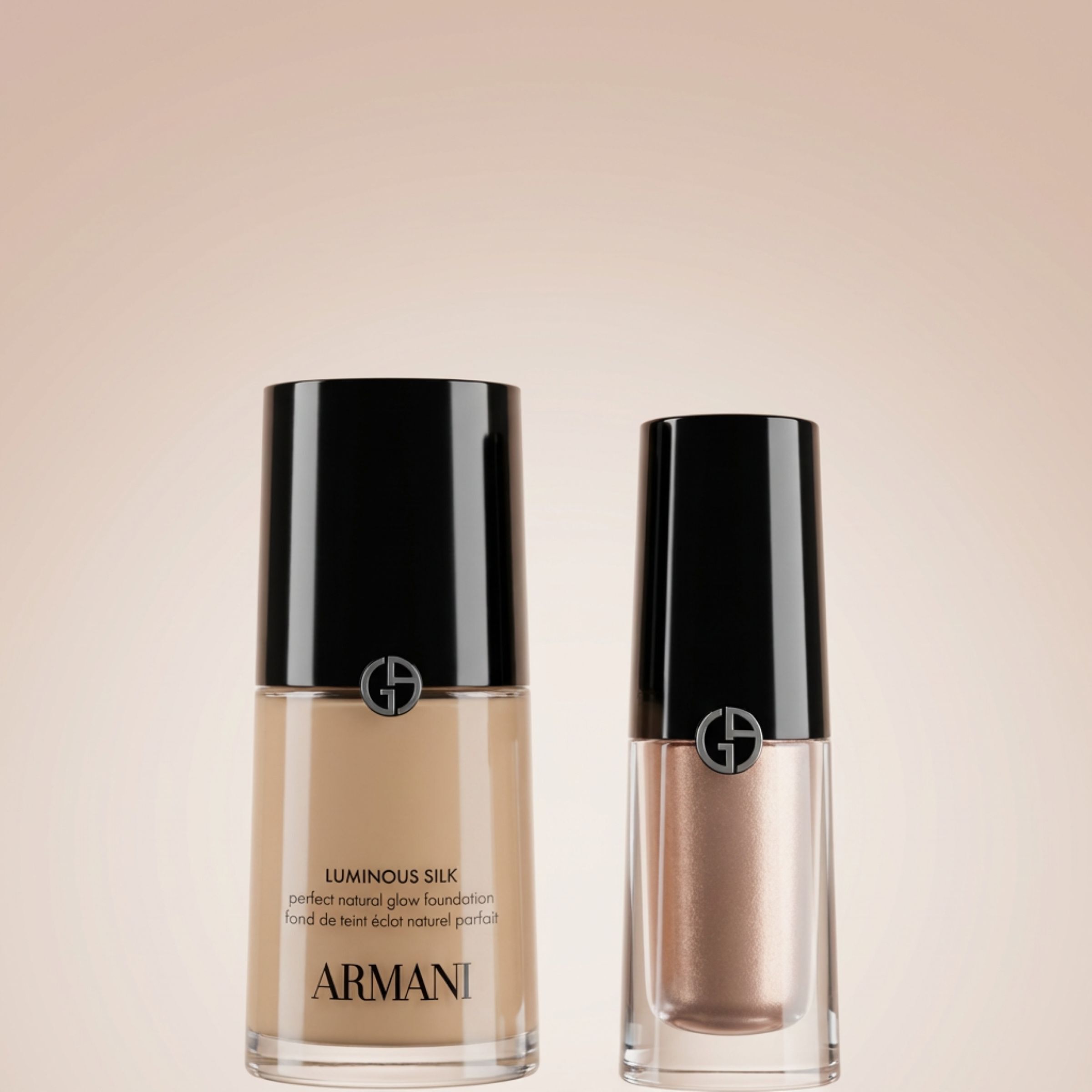 Un duo elegant d'icones Armani : le Fond de Teint Luminous Silk et un Eye Tint eclatant. Sur un fond lumineux, ils incarnent la beaute naturelle et l'eclat aerien qui definissent le teint et le regard signature de la Maison Armani.​