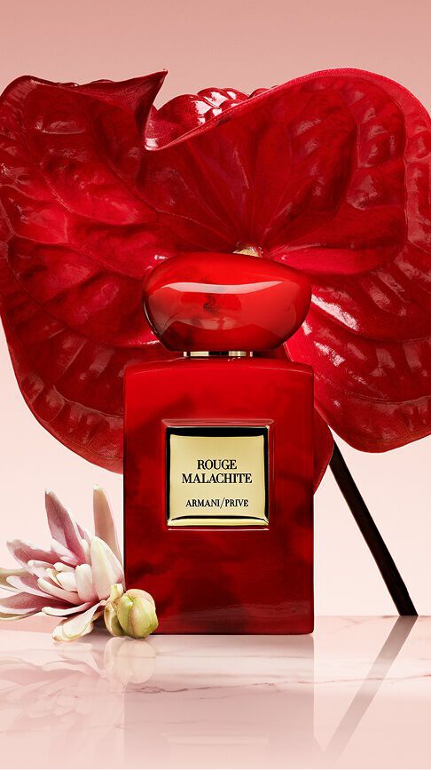Armani/Prive Rouge Malachite: a passionate red bottle with organic marbling, topped with a vibrant anthurium flower, symbolizing the vibrant energy and carnal warmth of tuberose.