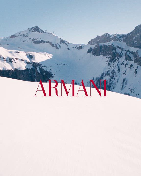 Besneeuwd landschap in de Italiaanse Alpen voor de feestdagencampagne 2026 van Armani Beauty, met winterse glamour als thema.