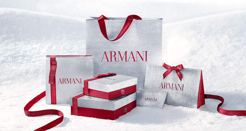 Flacons de parfum Giorgio Armani « Si » et « My Way » presentes avec des coffrets cadeaux decoratifs Armani.