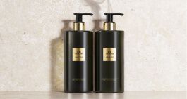 Deux elegants flacons de gel douche gracieusement disposes sur une table polie, respirant le luxe et la sophistication.