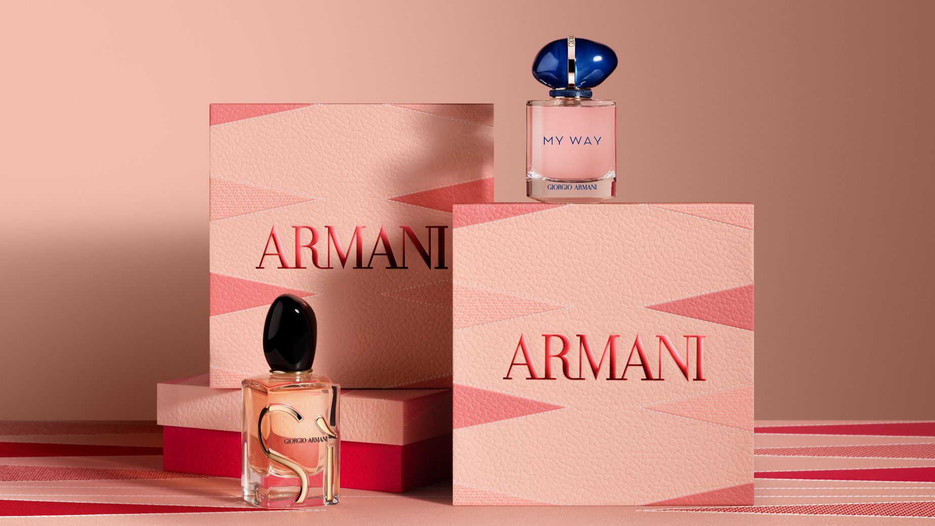 Flacons de parfum Giorgio Armani « Si » et « My Way » presentes avec des coffrets cadeaux decoratifs Armani.