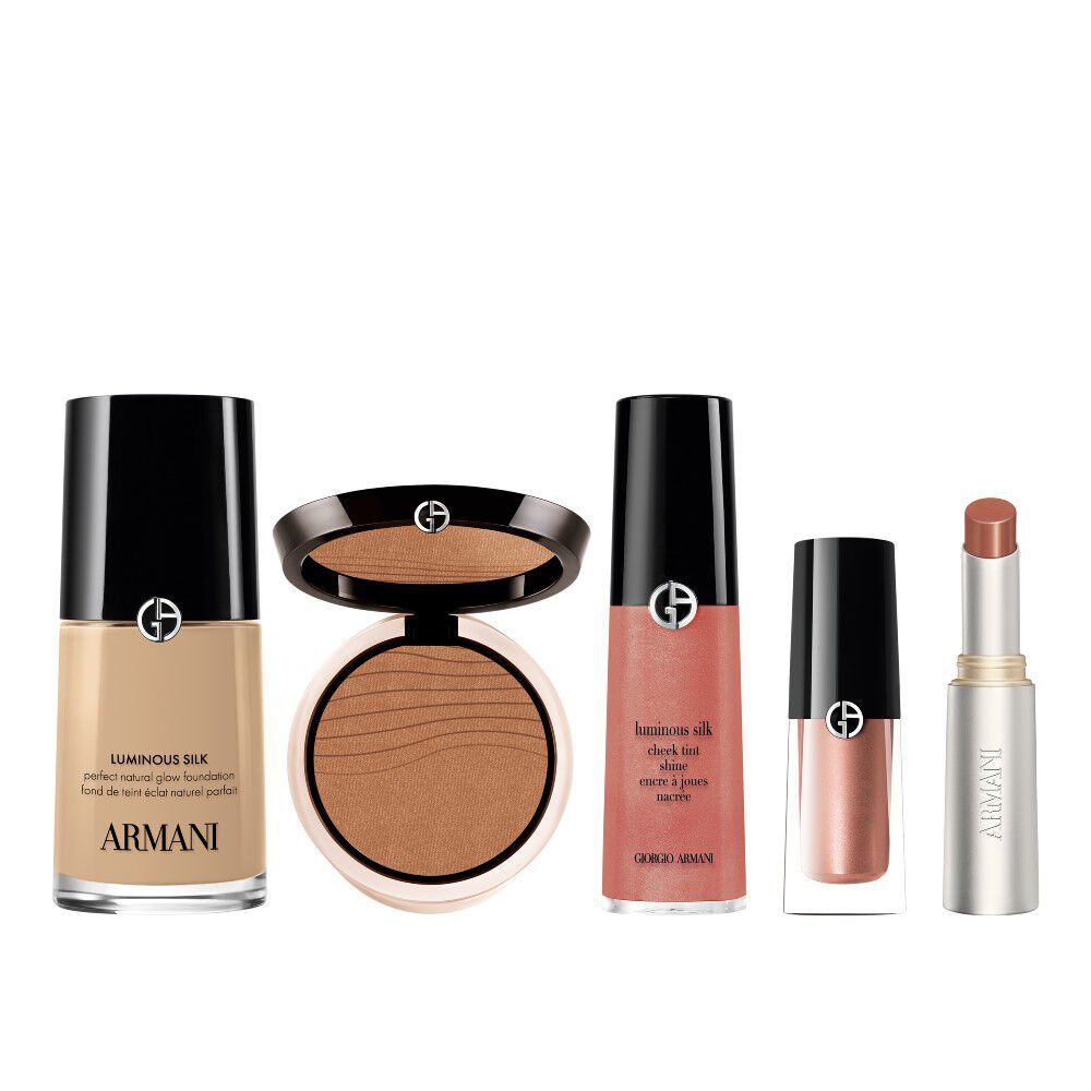Make-up essentials van Armani beauty om de perfecte summer glow look te creeren. Met de iconische Luminous Silk foundation, bronzing poeder, vloeibare blush, Eye Tint en een verfijnde nude lip.