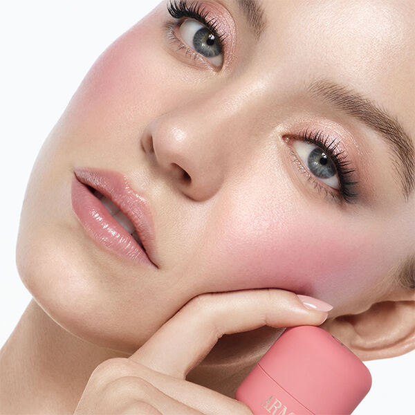 Vittoria brengt ARMANI BeautyDOLCI BLUSH roze wangtint aan op de wangen