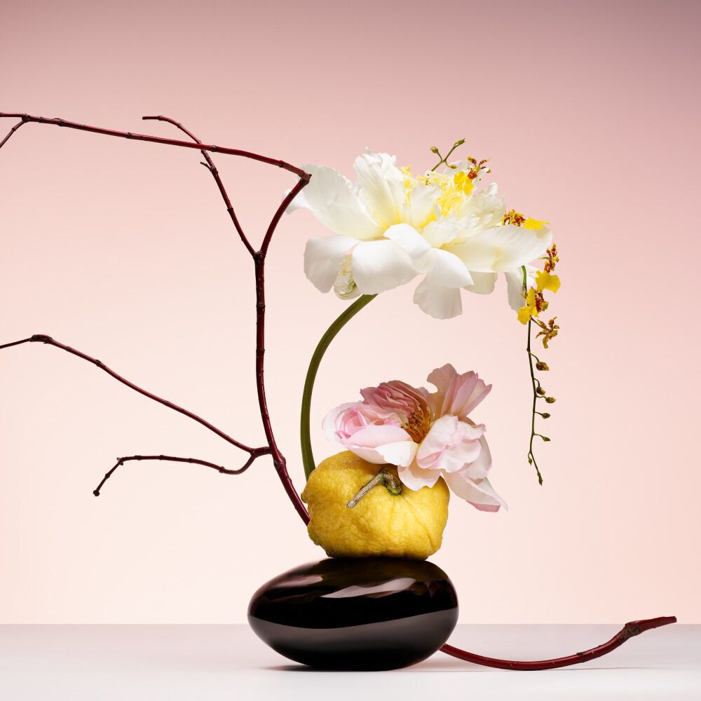 Armani/Prive Pivoine Suzhou: artistieke ikebana-arrangement met pioenroos en citroen, die een verheven vakmanschap en frisheid oproept.