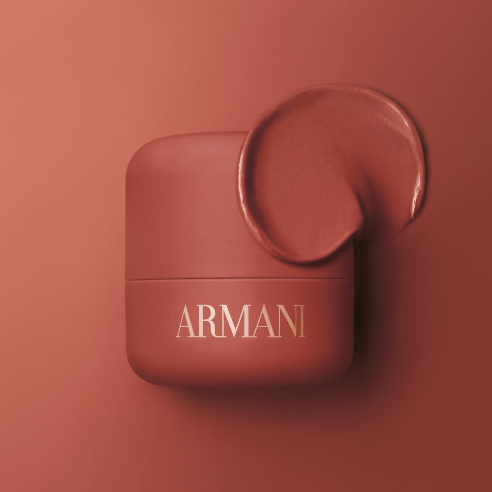 Roze ARMANI Beauty dolci blush wangtint textuur op een roze achtergrond