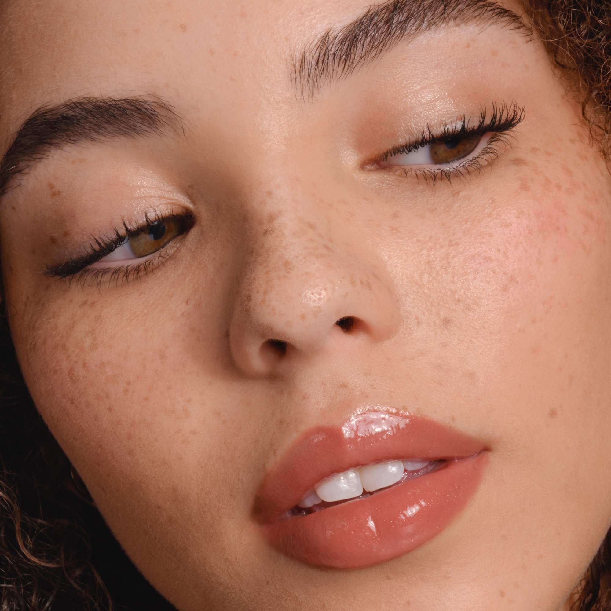 Armani Prisma Flash lippenstiftapplicatie, waarmee de stralende afwerking en elegante verpakking van het product worden benadrukt