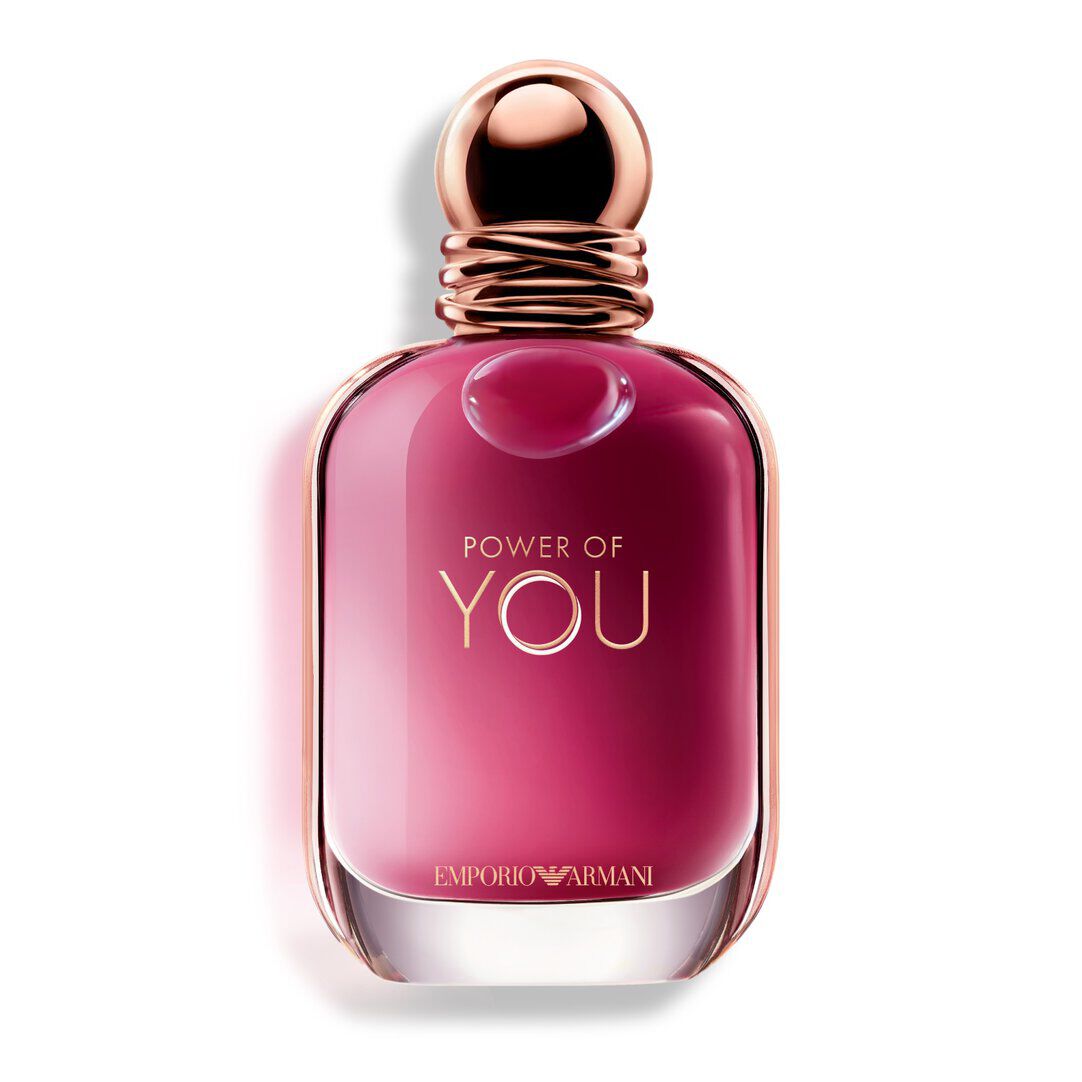 ARMANI POWER OF YOU parfumflesje, met een stralende robijnrode vloeistof en een strak ontwerp met gouden accenten.