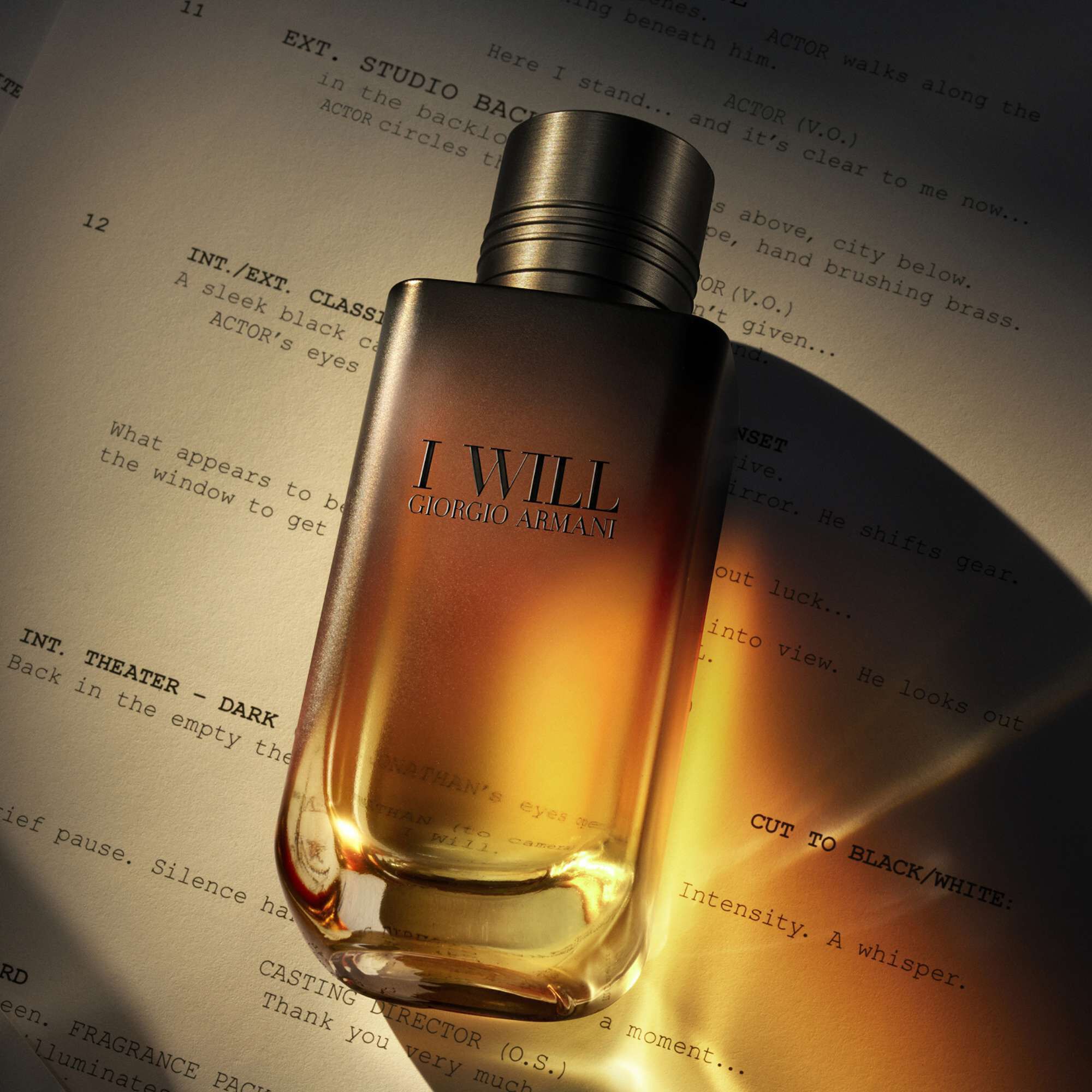 Giorgio Armani I WILL Eau de Parfum-flacon geplaatst op een scriptpagina. Een warme, filmische geurcompositie.