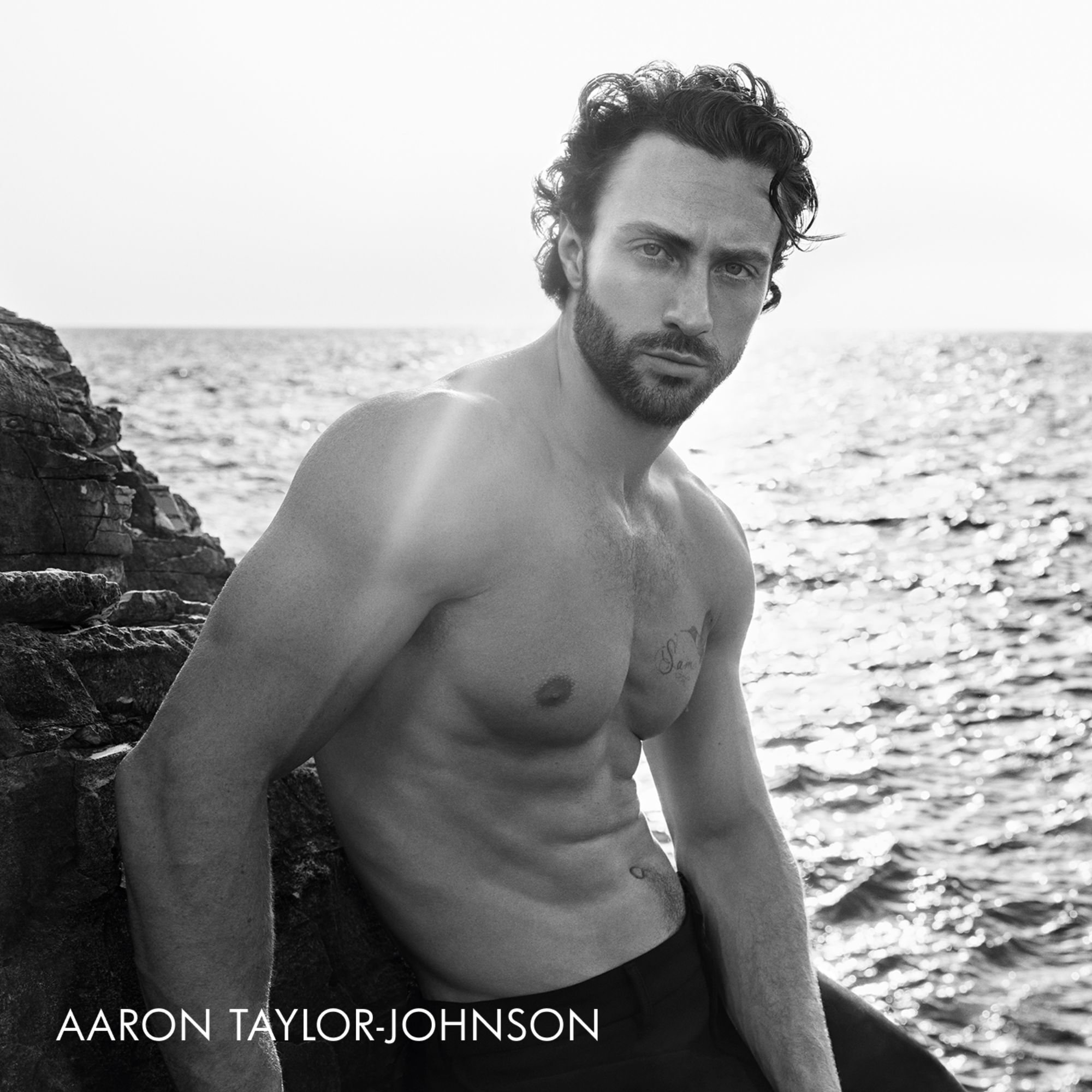 Aaron Taylor-Johnson lifestyle Zwart-wit lifestyle portret van Giorgio Armani Acqua di Gio Eau de Parfum ambassadeur Aaron Taylor-Johnson bij de zee.
