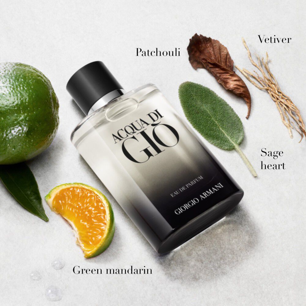 Ingredienten flatlay Giorgio Armani Acqua di Gio Eau de Parfum ingredienten flatlay. Mariene noten, groene mandarijn, scharlei-hart, patchouli en vetiver getoond naast de parfumflacon.