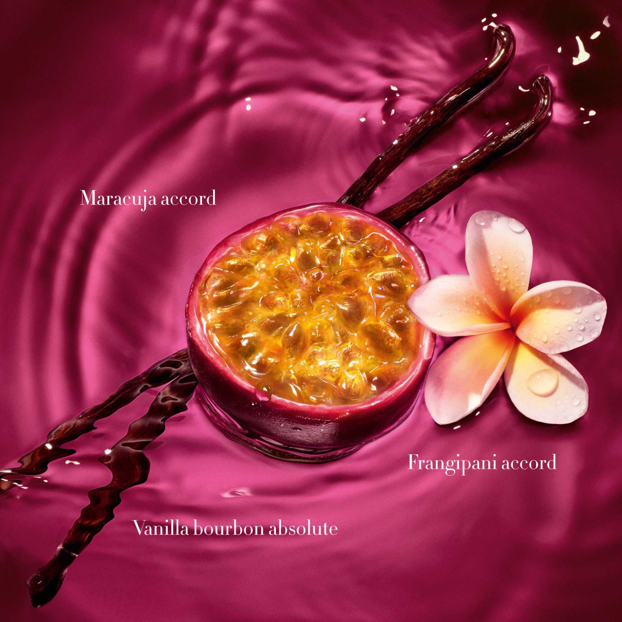 Maracuja (passievrucht), vanillebonen en frangipanibloem die drijven in de stralende robijnrode vloeistof van het ARMANI POWER OF YOU-parfum.