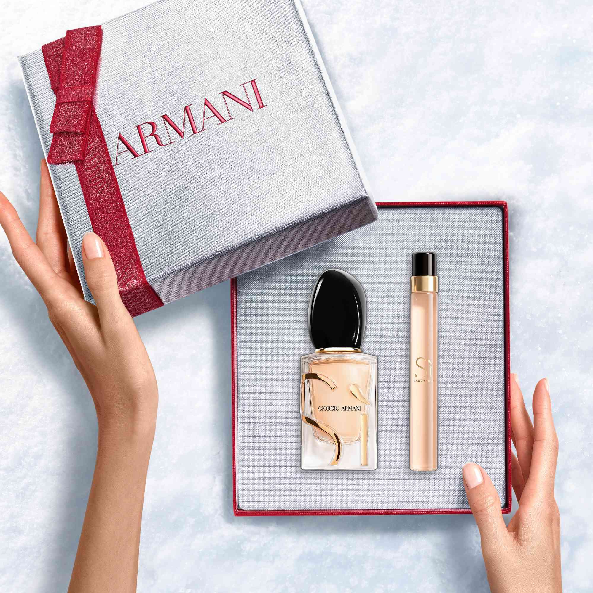 Hands onthulde een roodlint witte Armani cadeaudoos met Si Eau de Parfum 30ml en 10ml — een verfijnde bloemengeurset voor vrouwen.