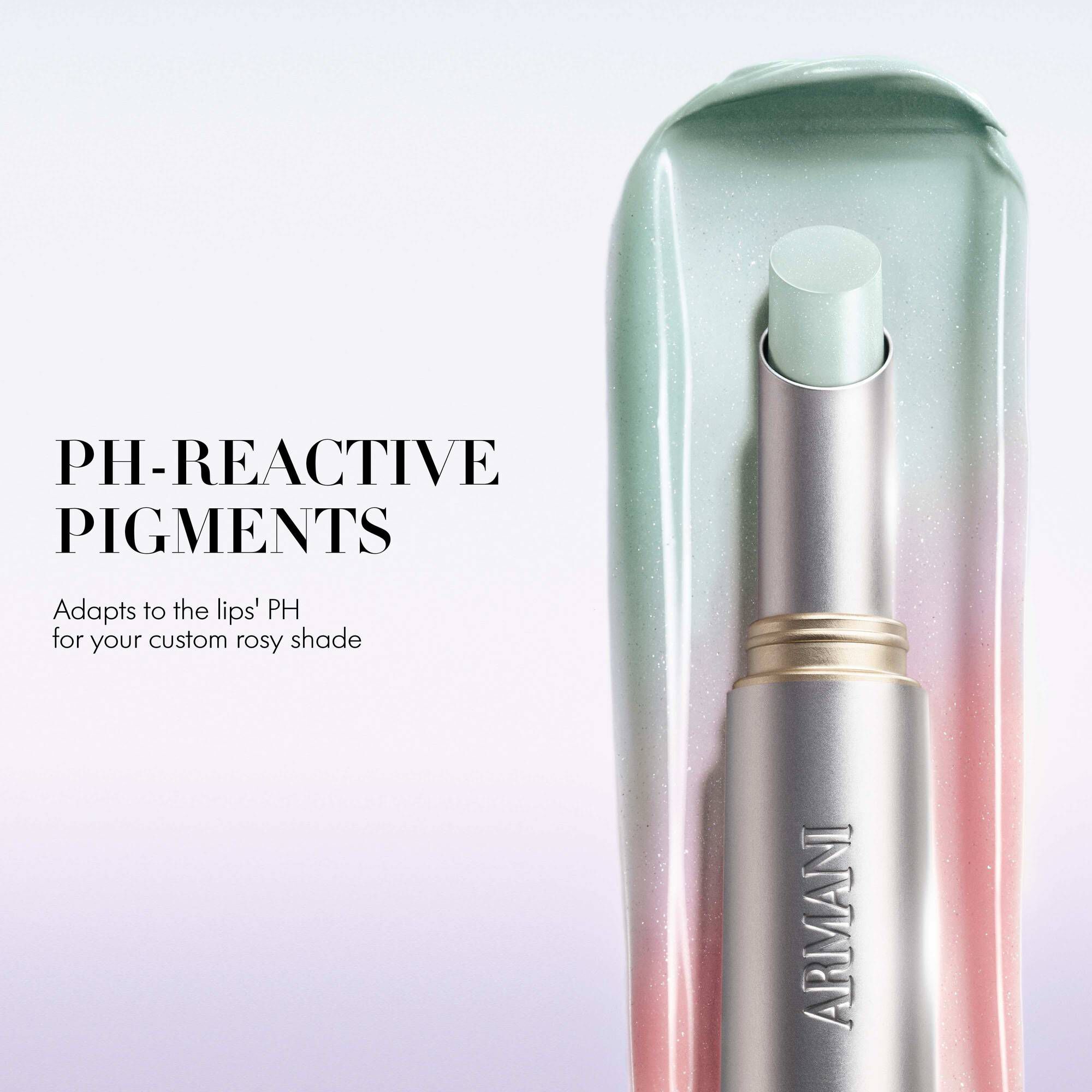Armani Prisma Flash lippenstift met tekst die pH-reactieve pigmenten benadrukt voor een op maat gemaakte roze tint.
