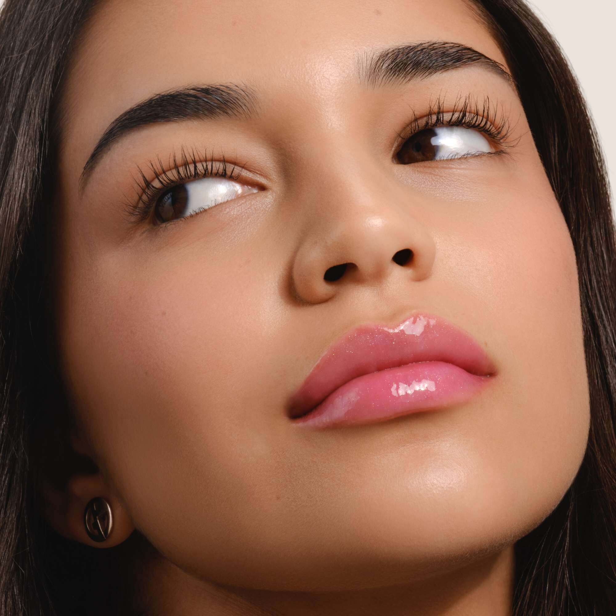Armani Prisma Flash lippenstiftapplicatie, waarmee de stralende afwerking en elegante verpakking van het product worden benadrukt