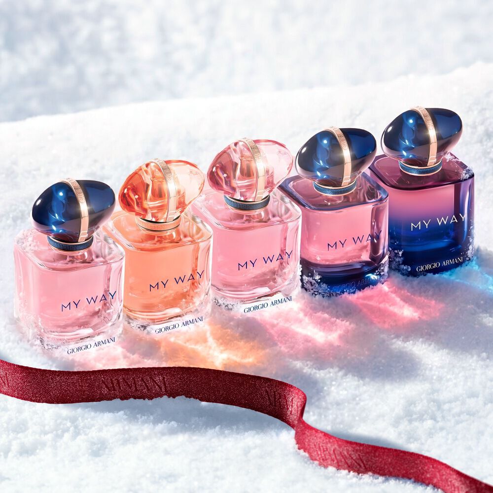 My Way geurcollectie — Eau de Parfum, Intense en Le Parfum — in roze en violette flessen op een besneeuwde laag met een robijnen lint —