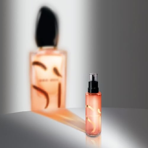 Flacon de parfum Giorgio Armani 'Si', avec un vaporisateur et une bouteille élégante, sur fond clair.