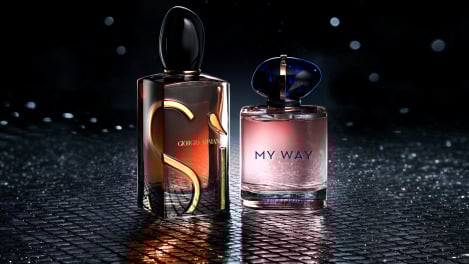 Les flacons de la base Giorgio Armani Luminous Silk sur fond blanc avec un motif rouge sur le fond.