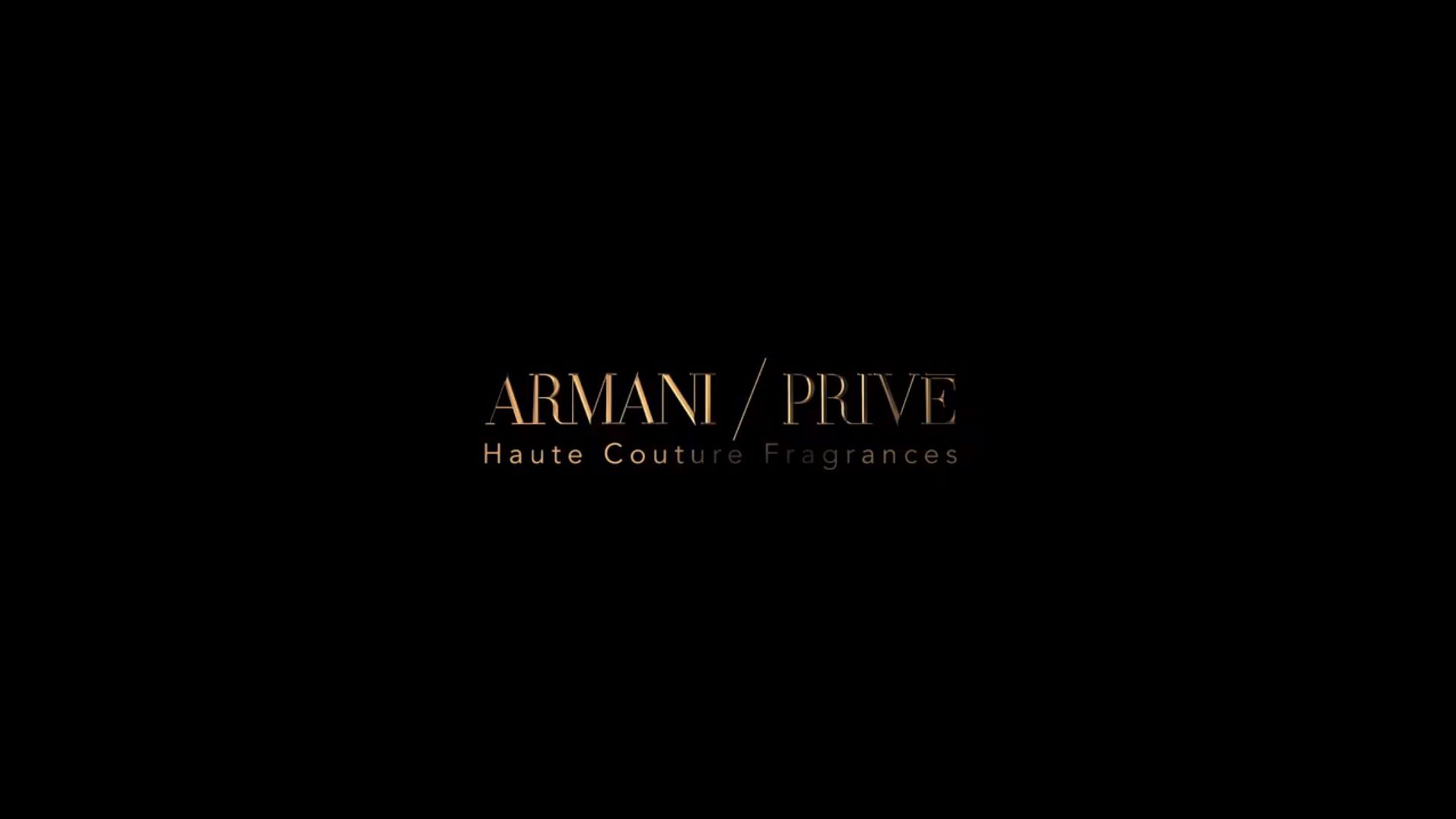 Logo van Armani Privé, met de slogan 'Haute Couture Fragrances' in een elegante, gouden typografie op een zwarte achtergrond.