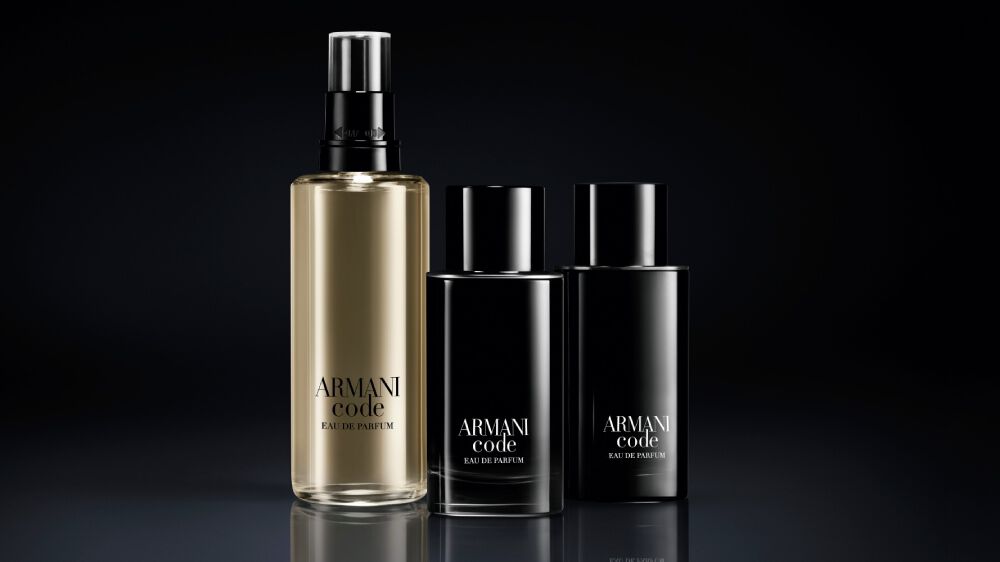 Trois flacons de parfum Armani Code sur fond noir, incluant une eau de parfum et une eau de toilette.