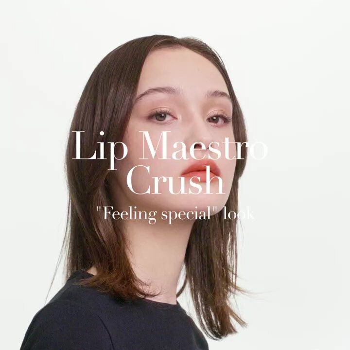 Une jeune femme avec un maquillage subtil présente un look 'Feeling special' avec le produit Lip Maestro Crush.
