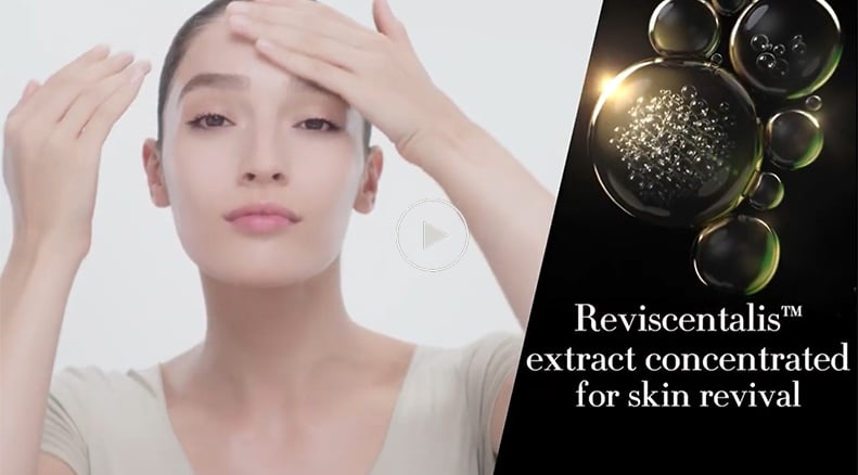 Femme appliquant un extrait concentré de Reviscentalis™ sur son visage pour revitaliser sa peau.